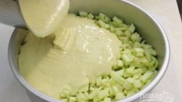 воздушная шарлотка с яблоками