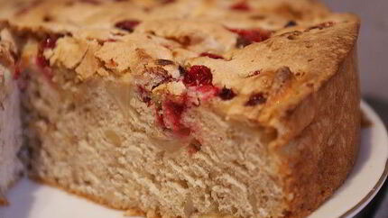 Яблочная шарлотка с грецкими орехами и брусникой