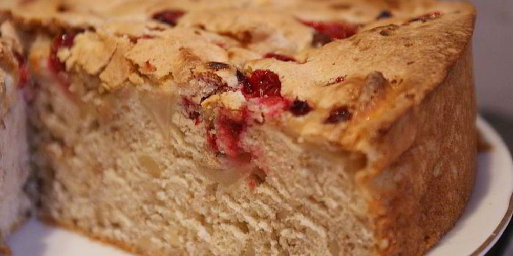 Рецепт яблочная шарлотка с грецкими орехами и брусникой