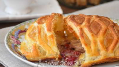 Слоеные конвертики с сыром Бри и ягодами