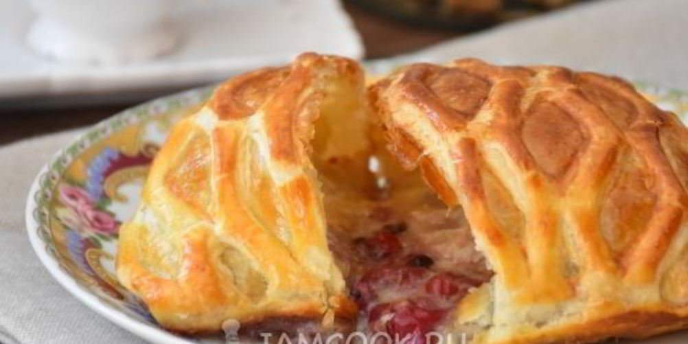 Рецепт слоеные конвертики с сыром бри и ягодами