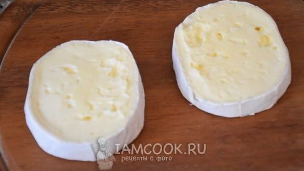 слоеные конвертики с сыром бри и ягодами