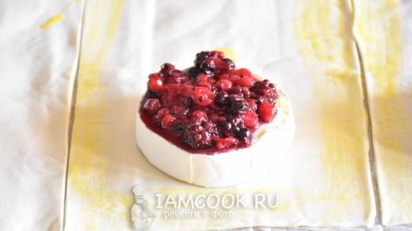 слоеные конвертики с сыром бри и ягодами