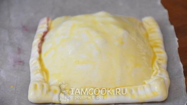 слоеные конвертики с сыром бри и ягодами