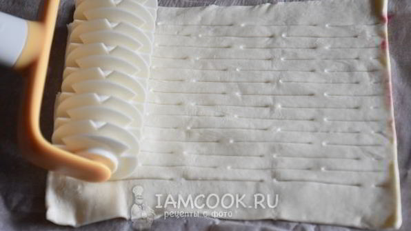 слоеные конвертики с сыром бри и ягодами