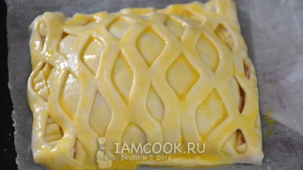 слоеные конвертики с сыром бри и ягодами