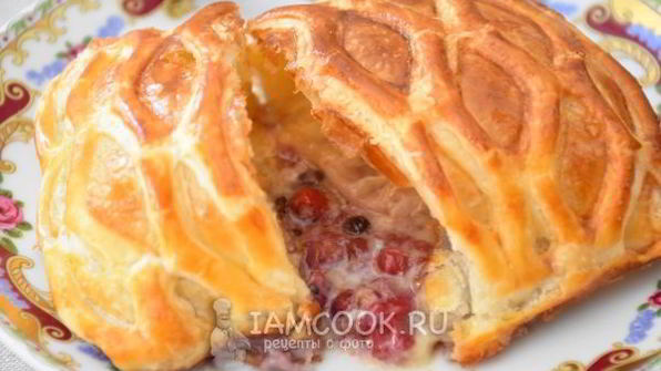 слоеные конвертики с сыром бри и ягодами