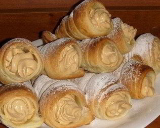 Слоеные трубочки с вареным сгущенным молоком