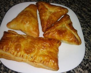 Слойки с картофелем и грибами из слоеного теста