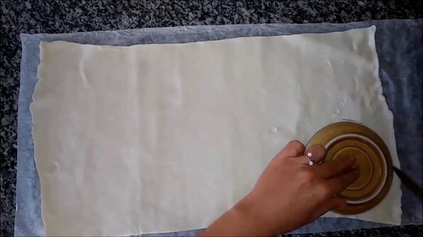 слойки с картофелем и грибами из слоеного теста