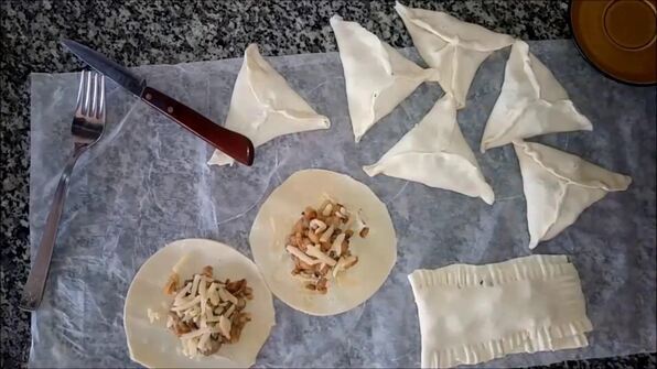 слойки с картофелем и грибами из слоеного теста