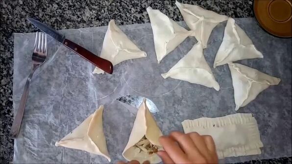 слойки с картофелем и грибами из слоеного теста