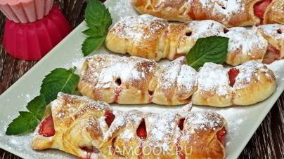 Слойки с клубникой и бананом