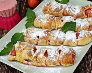 Слойки с клубникой и бананом