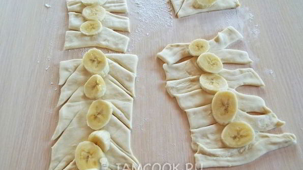 слойки с клубникой и бананом