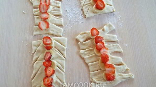 слойки с клубникой и бананом