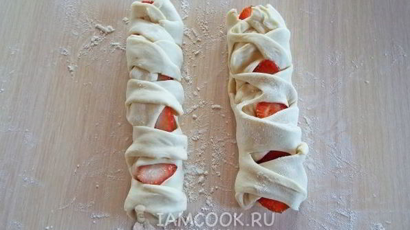 слойки с клубникой и бананом