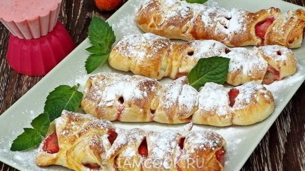 слойки с клубникой и бананом