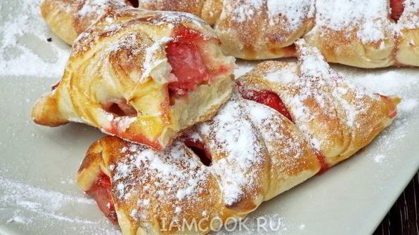 слойки с клубникой и бананом