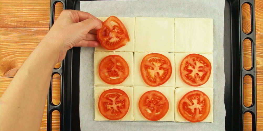 Рецепт слойки с помидорами