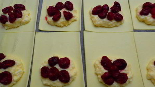 слойки с творогом и вишней