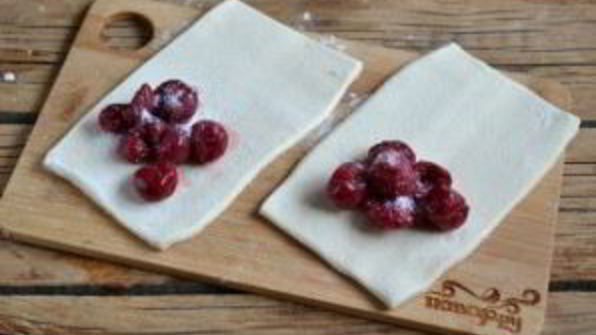 слойки с вишней из слоеного теста