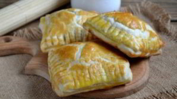 слойки с вишней из слоеного теста