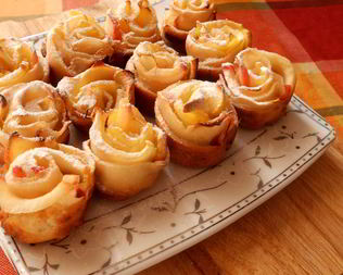 Слойки с яблоками в сахарной пудре