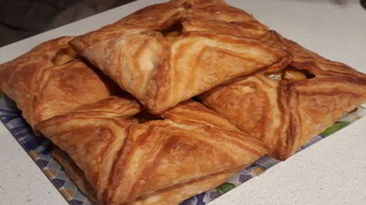 Слойки с яблоками