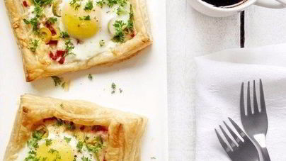 Слойки с яйцом, ветчиной и сыром