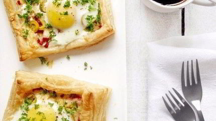 Слойки с яйцом, ветчиной и сыром