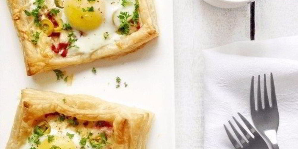 Рецепт слойки с яйцом, ветчиной и сыром