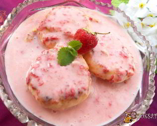 Десерт из сырников в сметане с клубникой