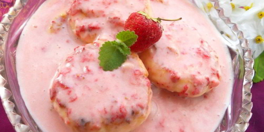 Рецепт десерт из сырников в сметане с клубникой