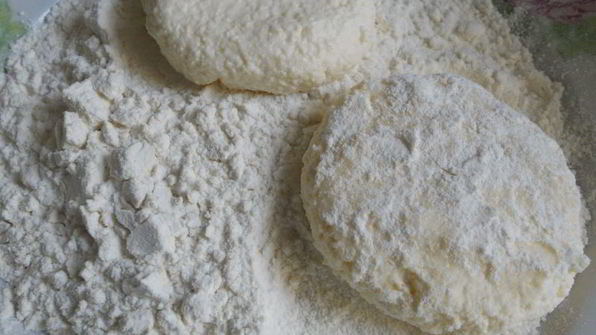 десерт из сырников в сметане с клубникой