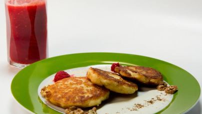 Медовые сырники с малиновым морсом и двумя соусами