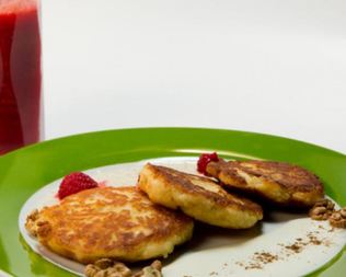 Медовые сырники с малиновым морсом и двумя соусами