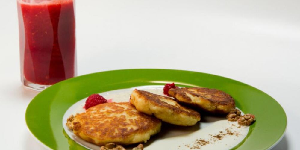 Рецепт медовые сырники с малиновым морсом и двумя соусами