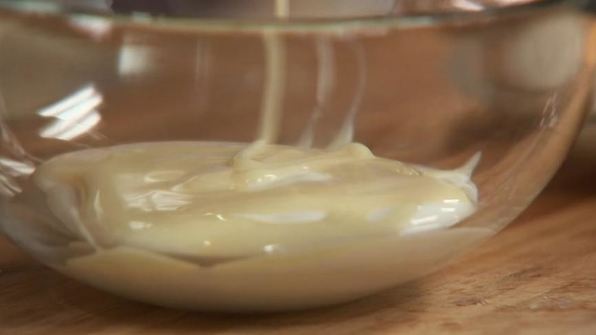 медовые сырники с малиновым морсом и двумя соусами