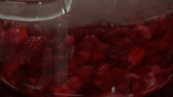 медовые сырники с малиновым морсом и двумя соусами