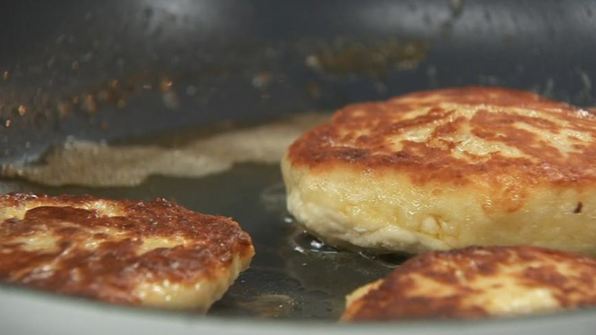 медовые сырники с малиновым морсом и двумя соусами