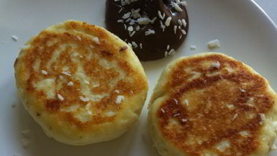 Печеные ванильные сырники с шоколадным соусом