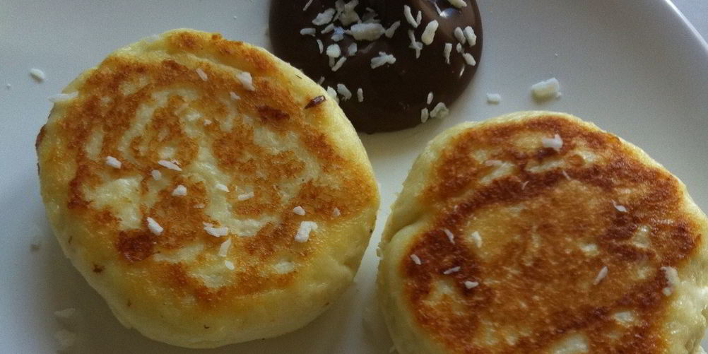 Рецепт печеные ванильные сырники с шоколадным соусом