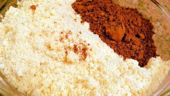 сырник с клюквой и шоколадным штрейзелем