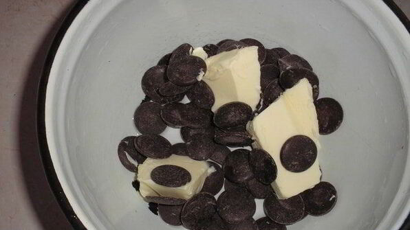 сырник с шоколадными каплями и брауни