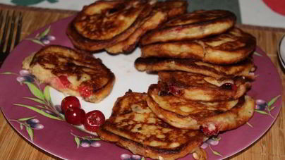 Сырники из творога с вишней и шоколадом