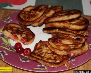 Сырники из творога с вишней и шоколадом