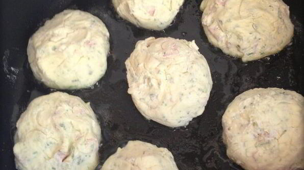 сырники с фетой, ветчиной и кинзой