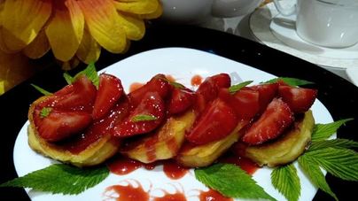 Сырники с клубникой и клубничным сиропом