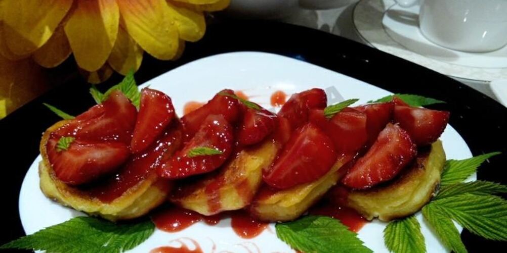 Рецепт сырники с клубникой и клубничным сиропом